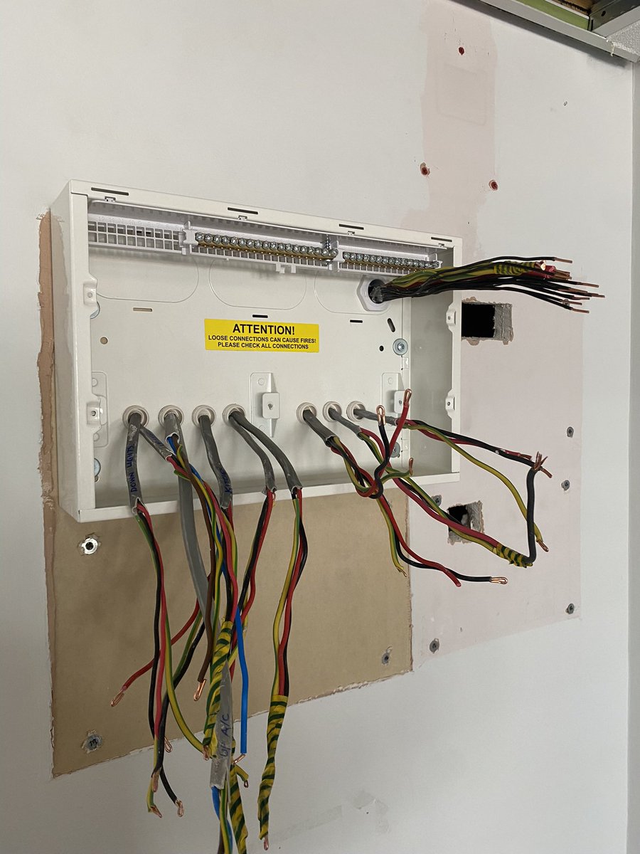 ElectricalMsp's tweet photo. First CU change of the year!…think it turned out ok in the end. Been on a lot of commercial EICR’s this year, so was a nice change to get the installation kit out 👌 https://t.co/ilVdKFAbCB