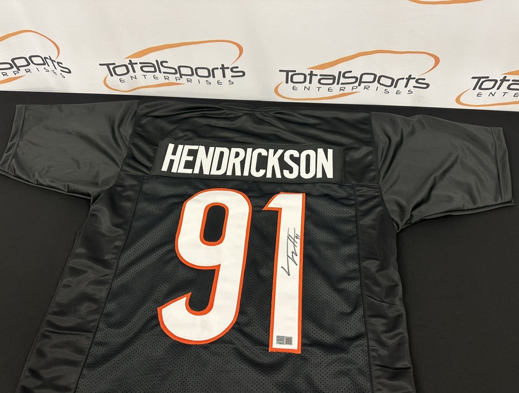 We're going to give a Trey Hendrickson autographed jersey to someone who retweets this tweet and follows us!

We'll announce a winner on Monday 5/22!

(Note: we will NOT message you asking for credit card information.)