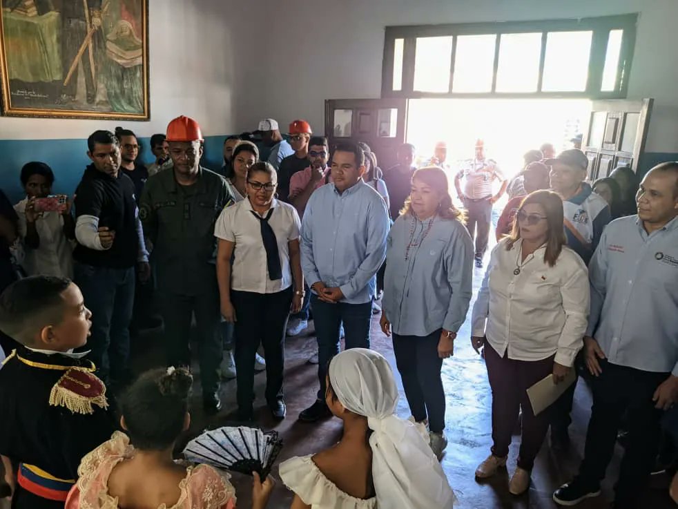 #18Mayo Desde la EPB Juan Crisóstomo Falcón, el Gob. Victor Clark la Mtra @_laavanzadora Vtro <a href="/vicent_carvajal/">Vicente Carvajal</a> y la Autoridad Educativa <a href="/MarelysCastroR/">Marelys Castro Rodríguez</a>  supervisaron los adelantos en la transformación de esta infraestructura.

Además entregaron materiales a las #Bricomiles.
