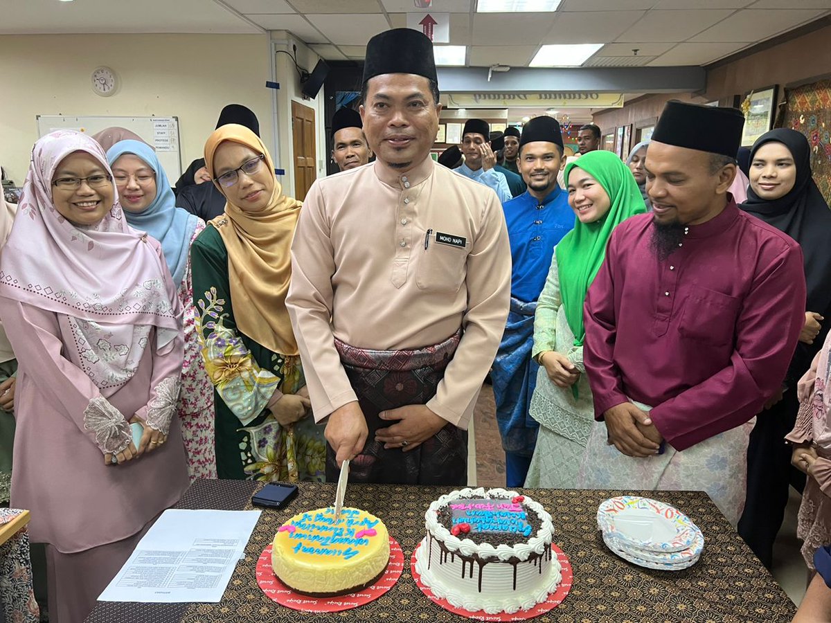 PasukanProjekTrg (@teamprojektrg) on Twitter photo Sambutan hari kelahiran staf peringkat bhg. PPPNT dan sekitar jamuan raya di pejabat Pasukan Projek Persekutuan Trg. <a href="/JKRTerengganu/">JKR Terengganu</a> <a href="/TeamProjekTrg/">PasukanProjekTrg</a> <a href="/HasliJKR/">Hasli Ibrahim (Ir. Dr.)</a> <a href="/IrhjNapi/">Ir.Hj.MohdNapi</a> <a href="/Azha_Mustapha/">Azhar Mustapha</a> <a href="/hafiezPPK1_JKR/">Ir. Mohd Hafiz Bin Yahya</a> <a href="/Ir_Erie/">Erie Husairrie</a> <a href="/mohd_shamre/">Mohd Shamre</a> Sambutan hari kelahiran staf peringkat bhg. PPPNT dan sekitar jamuan raya di pejabat Pasukan Projek Persekutuan Trg. <a href="/JKRTerengganu/">JKR Terengganu</a> <a href="/TeamProjekTrg/">PasukanProjekTrg</a> <a href="/HasliJKR/">Hasli Ibrahim (Ir. Dr.)</a> <a href="/IrhjNapi/">Ir.Hj.MohdNapi</a> <a href="/Azha_Mustapha/">Azhar Mustapha</a> <a href="/hafiezPPK1_JKR/">Ir. Mohd Hafiz Bin Yahya</a> <a href="/Ir_Erie/">Erie Husairrie</a> <a href="/mohd_shamre/">Mohd Shamre</a>