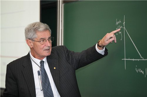 Bob Lucas: investigador, docente, mentor, amigo. Escriben  dev.focoeconomico.org/2023/05/18/bob…