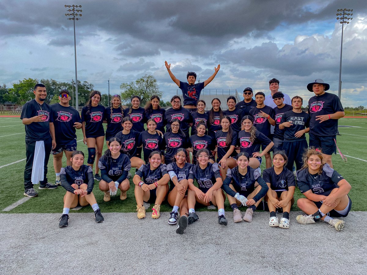 The 2022-2023 Seniors vs. Juniors Powderpuff Game was a smashing success! Amazing energy, teamwork, and sportsmanship on display. Congrats to all the players and coaches for an unforgettable event! 🏈🎊 #ESSS