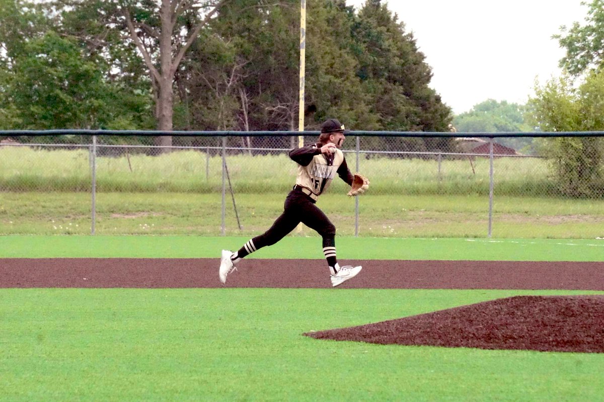 aidanchard15's tweet photo. Officially the end of an era. I can’t express how special this season was. Through the ups and downs, I am grateful for it all. While I am sad to see this chapter of my life come to a close, I am excited to begin a new one with @BakerUBaseball! Can’t wait to get to work! #15out https://t.co/CjsNvPO6xZ