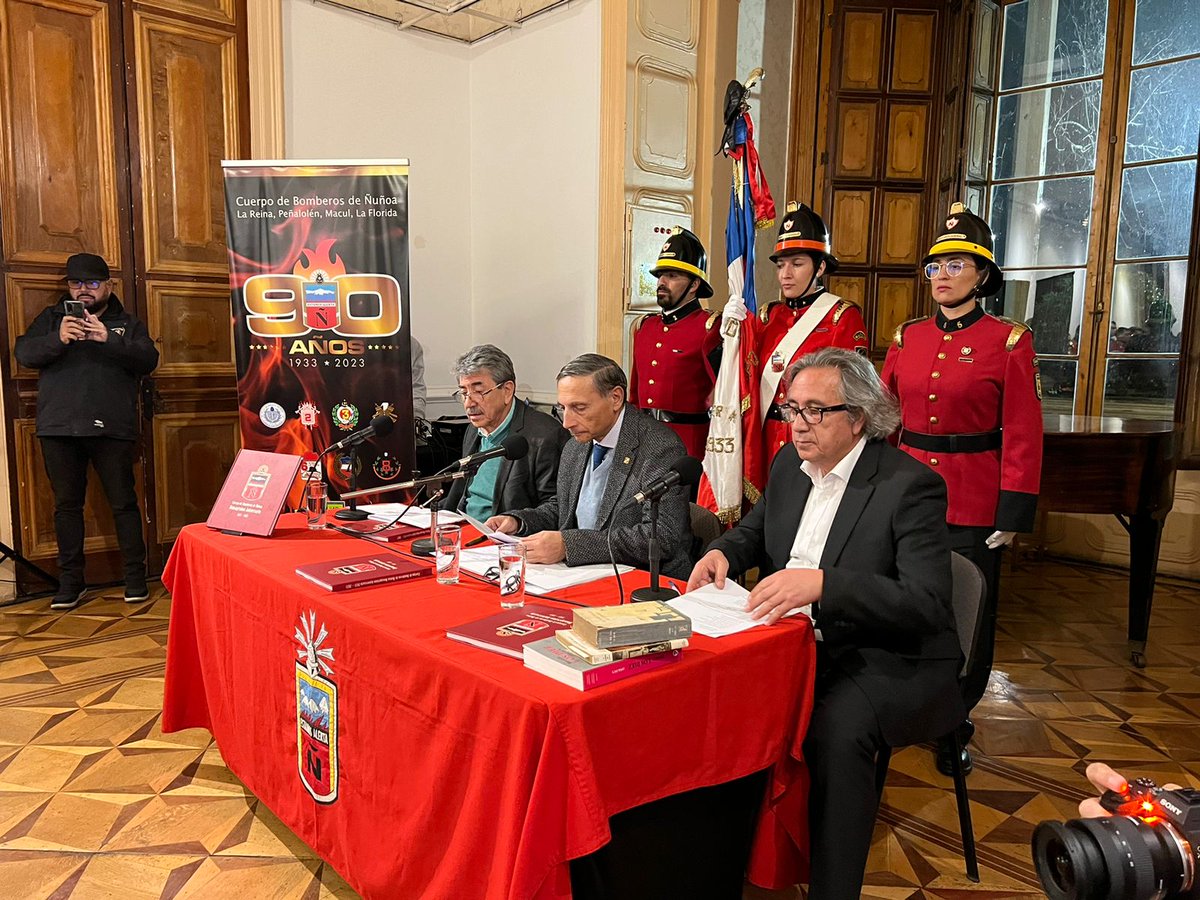 Esta noche con la presencia de la Alcaldesa de la I.M. de Ñuñoa, el presidente nacional de bomberos de Chile y las más altas autoridades de bomberos de ñuñoa. Se realizo el acto de lanzamiento del libro de los 90 años de la historia institucional del Cuerpo de Bomberos de Ñuñoa.