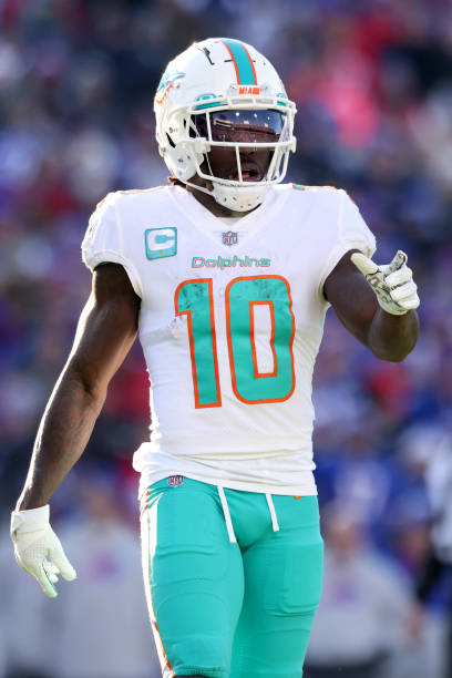 Crumbletakes's tweet photo. What Wide Receiver would you rather have?          

Tyreek Hill or Davante Adams  

 RT for Hill Like for Adams https://t.co/MUl5SwO18E