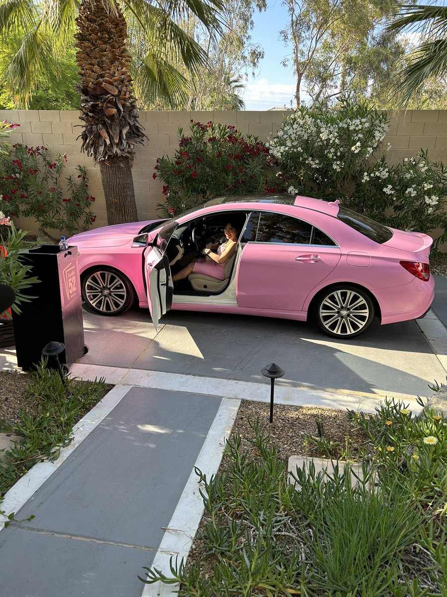 PokerNight_Todd's tweet photo. I love how @LilyKiletto makes an entrance #ladiesnight #studio52 https://t.co/08tHtx1hag