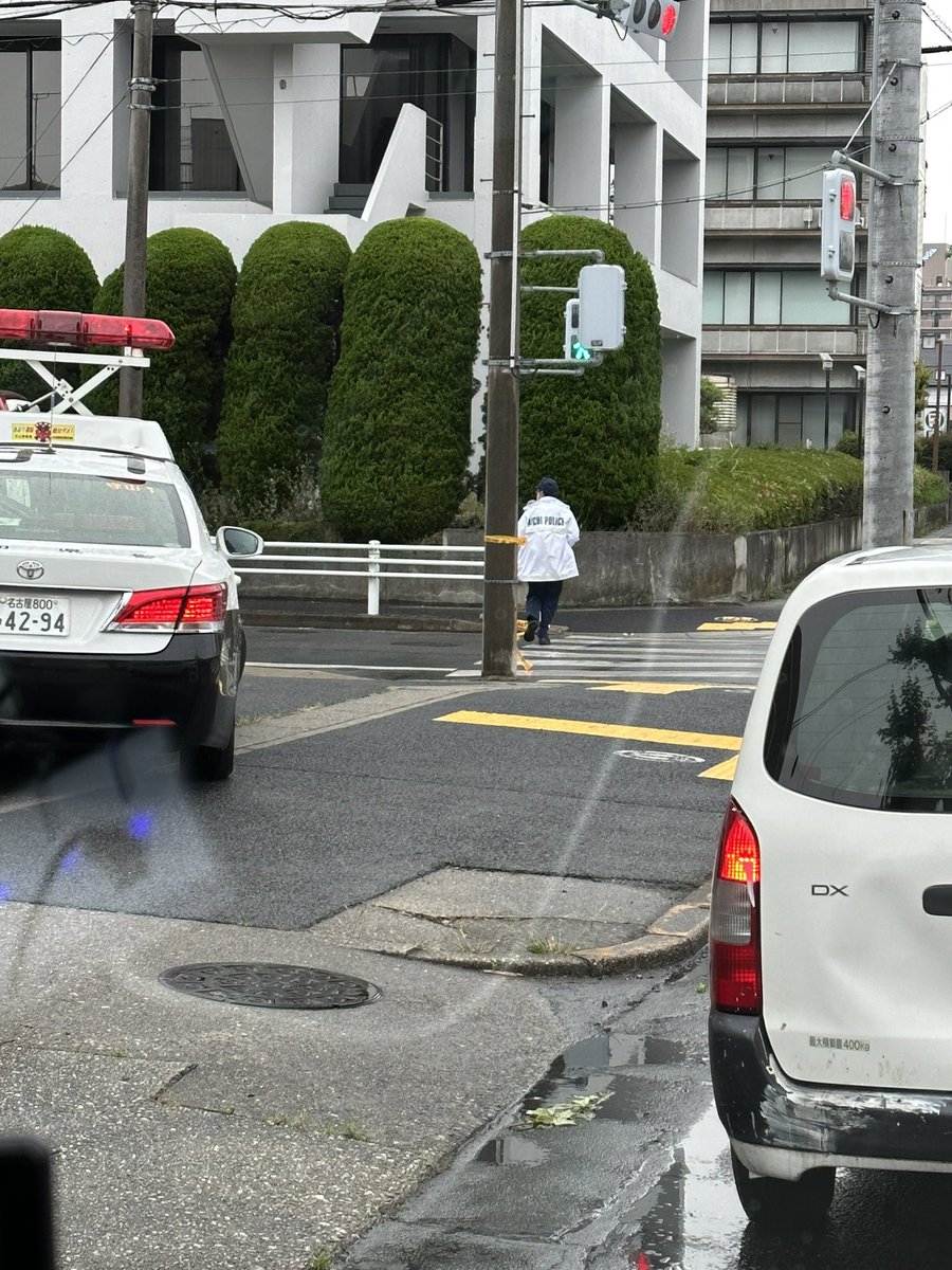 reckles_driving's tweet photo. 名東区の明徳池東の信号の近くの住宅で何かあったようでパトカー5台　救急車　鑑識の車などが来ており明徳池東の交差点　野田塾側に規制線が貼られ車両通行止めになっています。#規制　#名古屋市名東区　#事件事故 https://t.co/3rfp5YfzTB