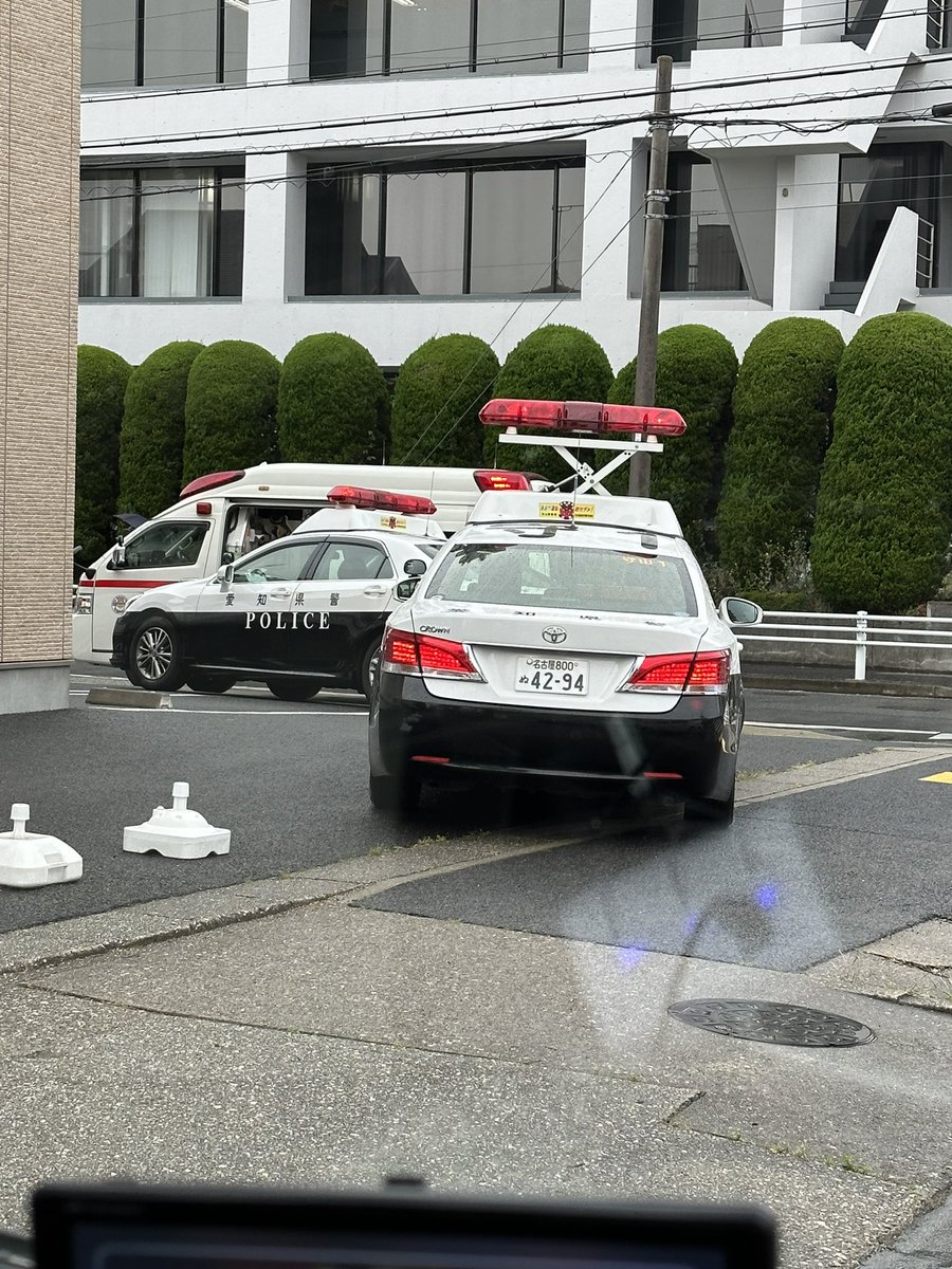 reckles_driving's tweet photo. 名東区の明徳池東の信号の近くの住宅で何かあったようでパトカー5台　救急車　鑑識の車などが来ており明徳池東の交差点　野田塾側に規制線が貼られ車両通行止めになっています。#規制　#名古屋市名東区　#事件事故 https://t.co/3rfp5YfzTB