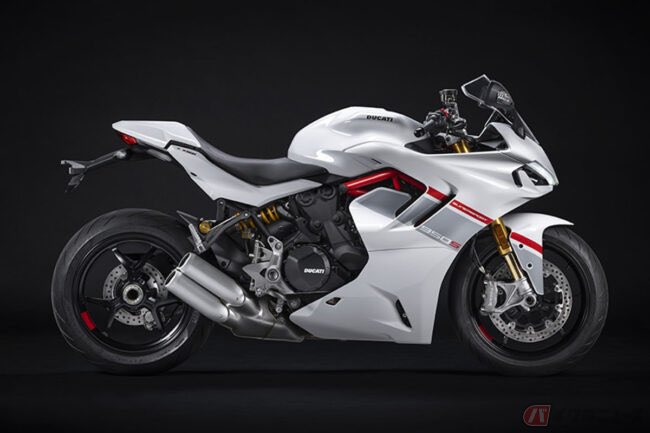PutiMotor's tweet photo. ドゥカティが「SuperSport (スーパースポーツ)950」の最新モデルを公開❗️

ユーロ5規制対応、「パニガーレV4」を彷彿とさせるエアベントを搭載。

より上質な前後サスペンションを採用。

ストライプを配した新しいカラーリング。

欧州で6月に発売予定、日本導入時期は未定

https://t.co/IkVNFZq8oU https://t.co/wnDgVxrTdu