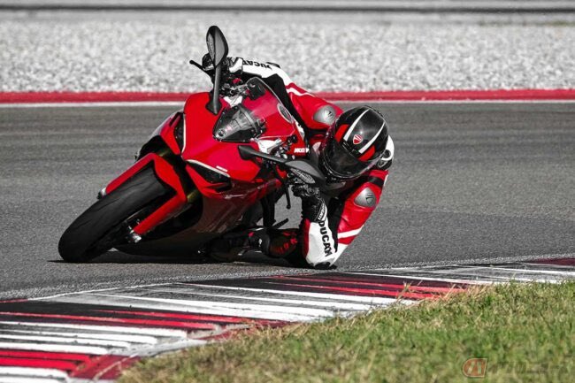 PutiMotor's tweet photo. ドゥカティが「SuperSport (スーパースポーツ)950」の最新モデルを公開❗️

ユーロ5規制対応、「パニガーレV4」を彷彿とさせるエアベントを搭載。

より上質な前後サスペンションを採用。

ストライプを配した新しいカラーリング。

欧州で6月に発売予定、日本導入時期は未定

https://t.co/IkVNFZq8oU https://t.co/wnDgVxrTdu