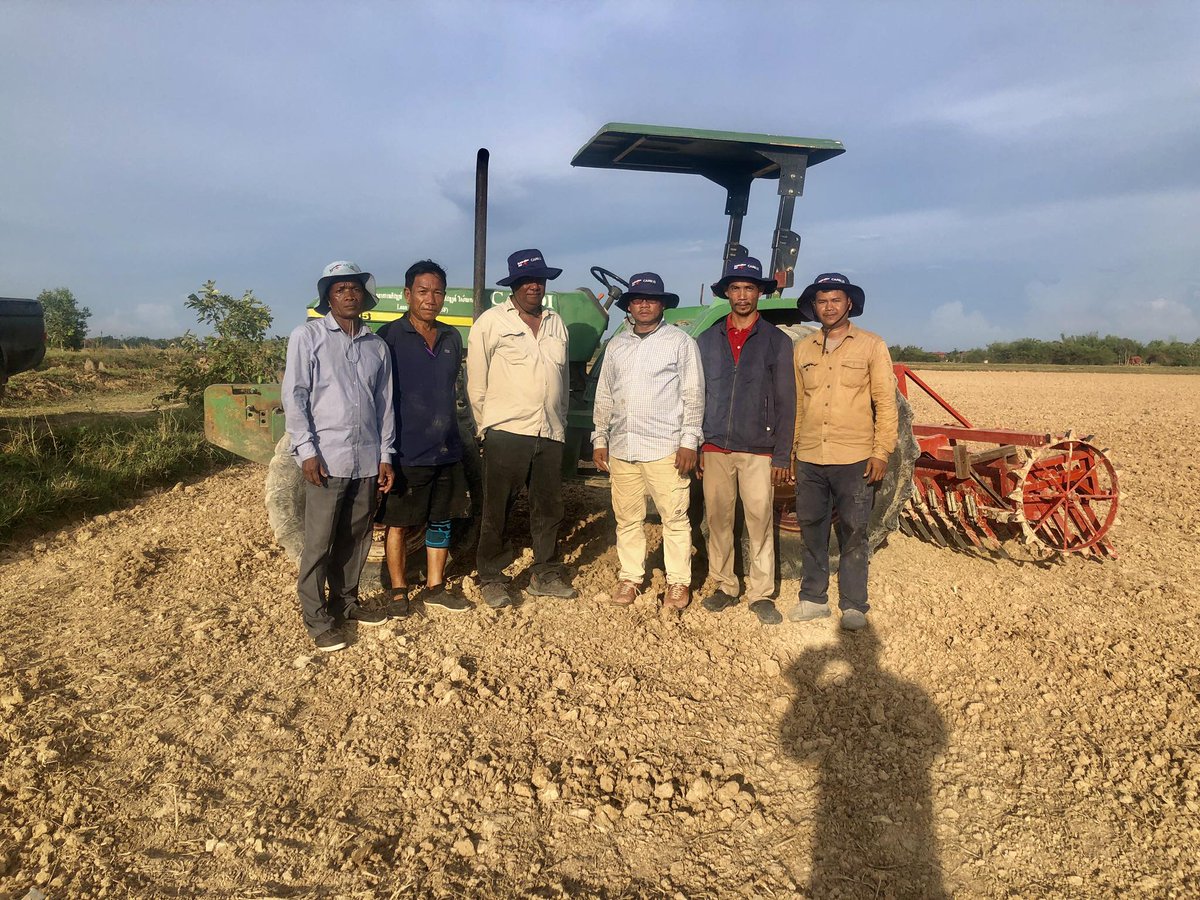 JhoanaOpena's tweet photo. Field demonstrations and FGDs in action! 
A package of tech (Laser leveling + drill seeders + certified seeds) for weed management in direct-seeded rice in Cambodia. 
@ACIARAustralia @JaquieMitch_UQ  @UQ_News @ScalingAgronomy https://t.co/kydKvLEaJ9