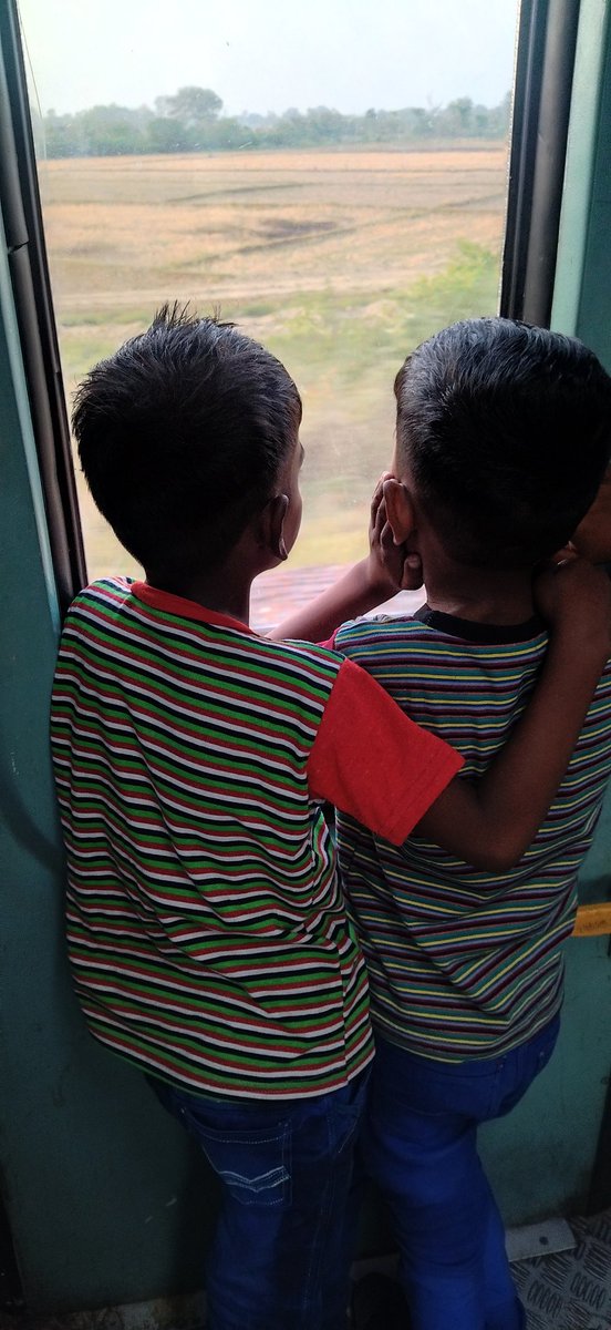 रात में भूख को बांटा
दिन में बांटेंगे रोशनी
मेरे सफ़र के साथी..।

#Rahulpandey #Mobileclick #randomclick #trainjourney #fridaymorning #mobilephotography