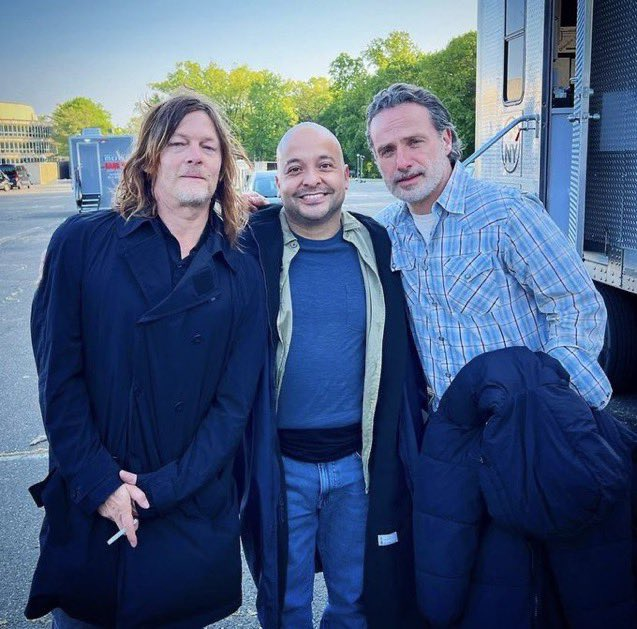 ReedusBR's tweet photo. NORMAN E ANDREW se reuniram hoje! 
Na foto: o homem é um ator do spin-off de Rick e Michonne. 

Entre os fãs há especulações de que se o encontro dos dois é coincidência ou não já que esta semana terminam as gravações do spin-off de Rick e Michonne 'TWD: Summit'... 👀 https://t.co/O2MuVOAfco