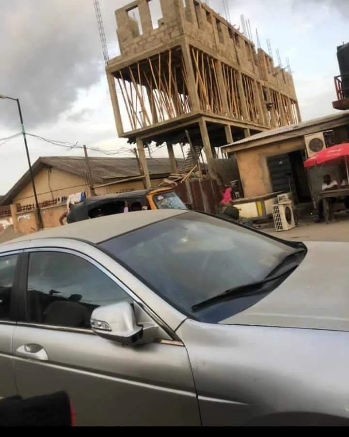 Ekwulu's tweet image. A disaster waiting to happen. This building is situated at 25 Igbehin Adun street Makoko Yaba Lagos. The developer is allegedly planning to add another floor. Someone should tag the Lagos state government.