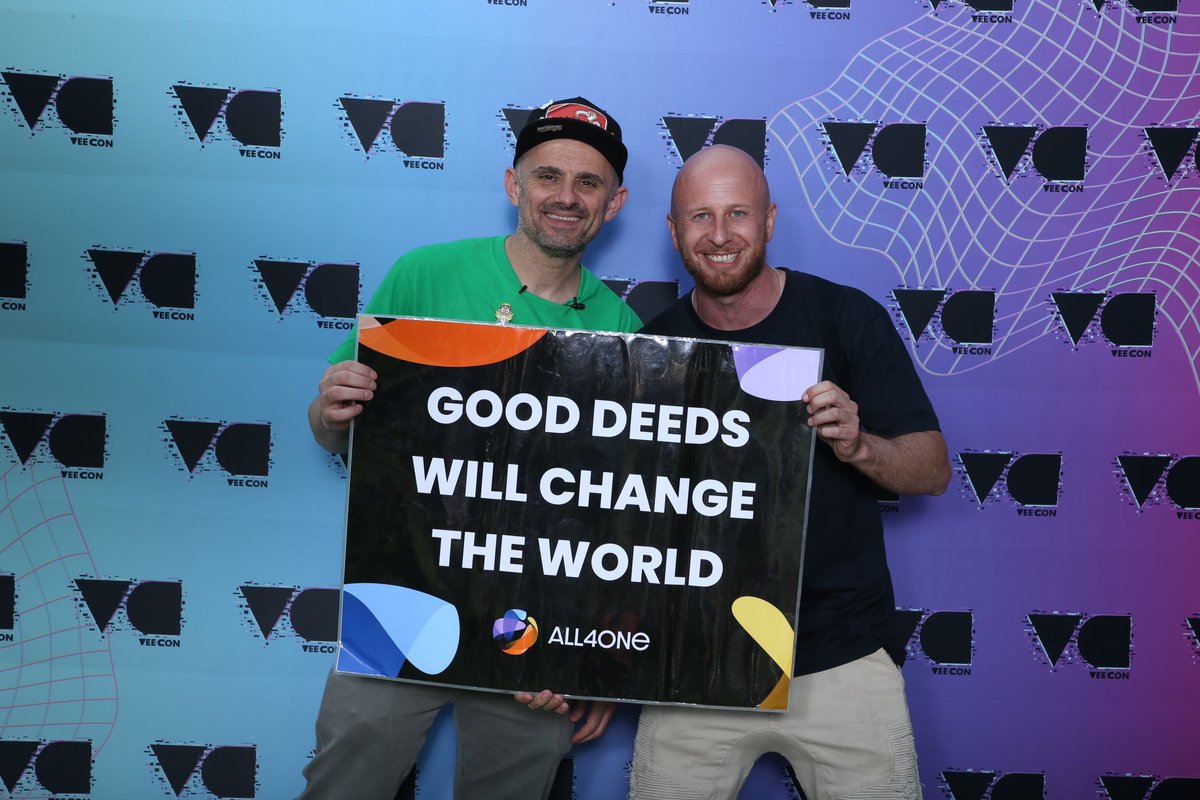 toysrevolution's tweet image. Persistency is the key .
@veecon 
Thanks Gary for the opportunity to connect , looking forward 🫶🏻
Veecon22 vs Veecon23 
@garyvee 
@A41_NFT