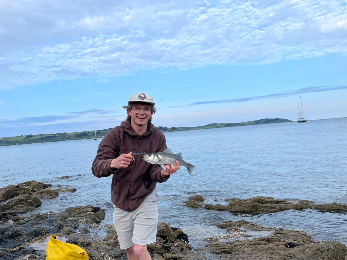 _Tidework's tweet image. Mental bass off the top action this evening. Top of the tide, In a weird part of a mark k fish in totally different way. Crazy stuff!! 

Bass hitting the bait like it’s July