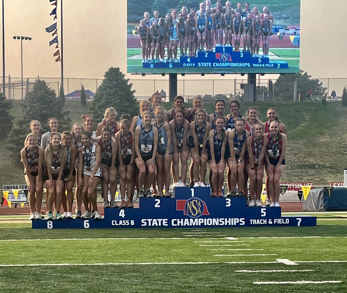 AdamsCentralXC's tweet photo. Girls 4x400 finished 5th, setting a new school record! 4:05.71! Annie, Abbey, Annie, Kaitlynn! https://t.co/AqDyQTC6xl