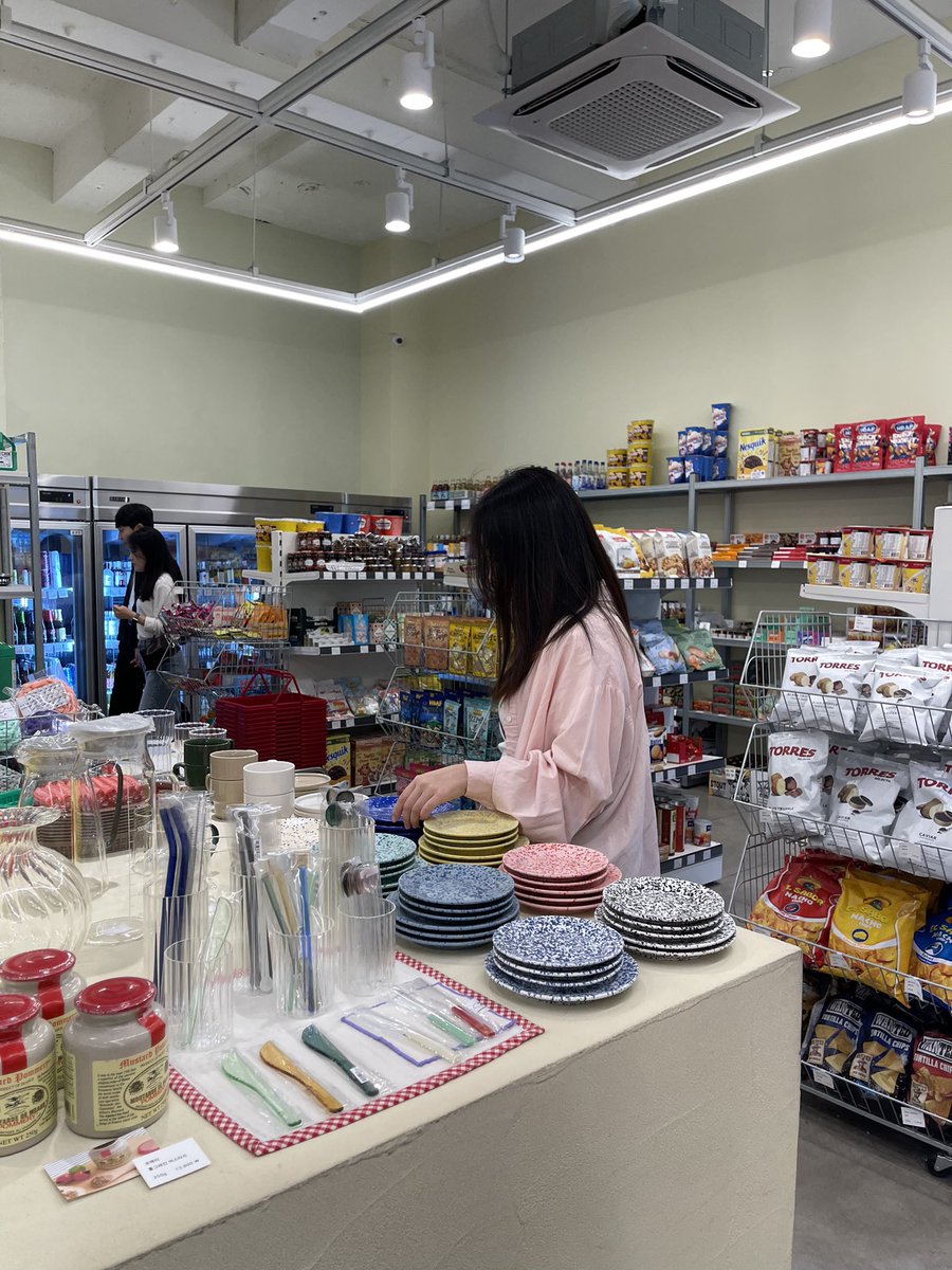 Joy_Redvelvet07's tweet photo. 📍nice kitchen
テグでたまたま見つけた雑貨屋さん🤍
食器もお酒も、ワインもなんでもあるしなんてったって全部可愛い、、、
韓国食器が安く買えるのでおすすめ🥰

#韓国 #헌국 #韓旅サポーターズ
#大邱パワフルフェスティバル #大邱観光 #visitdaegu #파워풀대구페스티벌 #대구관광 #제멋대로대구로드 https://t.co/LyTl1CRE5d
