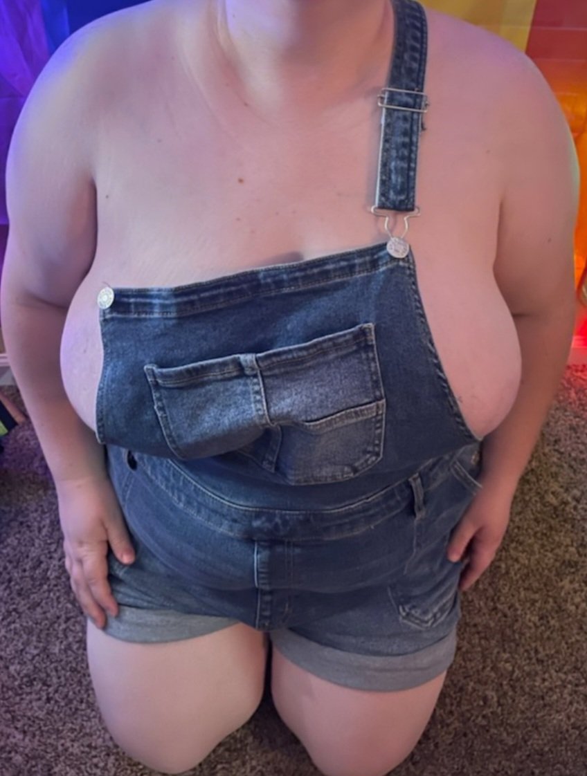 Valentineurbrat's tweet photo. Feeling naughty in my overalls ๐๐ #bbwgoddess #nsfwtwt #NSFW #chubbychasers #bbwfansly #fansly #melons #titsatwork #bbwtits https://t.co/VycxvI1ho7