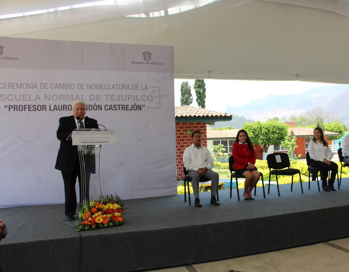 QuadratinEdomex's tweet photo. #Educativas Escuela Normal “Profesor Lauro Rendón Castrejón” rinde homenaje a ex líder del @SMSEMmx 
El normalismo mexiquense reconoce al fundador de la otrora “Escuela Normal de Tejupilco”, que a partir de esta fecha cambia de nombre.
https://t.co/ArKGtMDbZn https://t.co/l30Csv5qde
