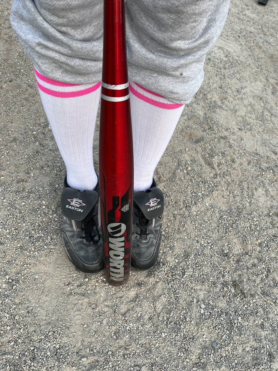 4th up to bat
2 outs 
2 runs

First time at bat 
First pitch 
And 
That’s a Home Run for me 
To start this night off 
#WhatOurHomeRunOutfitLookedLikeTonight #HomeRunHitter #LetTheGirlsPlay