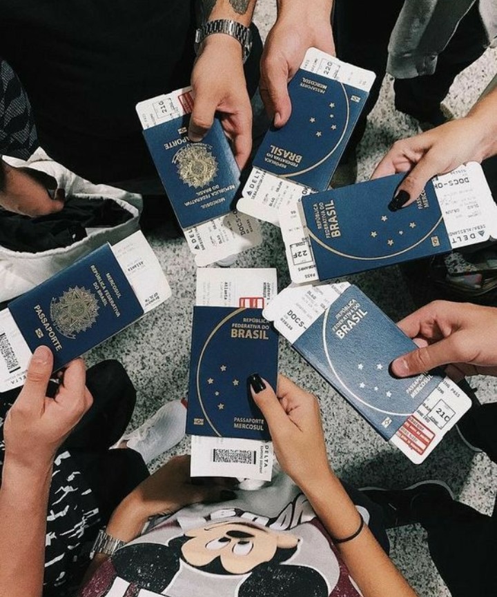 [✈️] . . . #RockstarsxDisneyland

Junto a mis preciosas rockstars en compañía de nuestros pequeños bebés nos estamos yendo a un mágico viaje ¡Ahí te vamos Disneyland!✨🩵