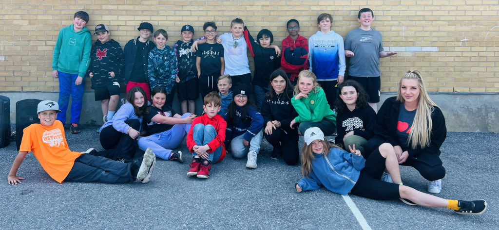 MsBurriOCSB's tweet photo. We had so much fun participating in #JumpRopeForHeart! ❤️ As a school, @StLeonardOCSB surpassed our fundraising goal! We raised $3,460 ❤️ So honoured to have been able to help organize this amazing day for an important cause.  @Mrs_Follows23 #OcsbBeCommunity https://t.co/ms7zx0TuPW