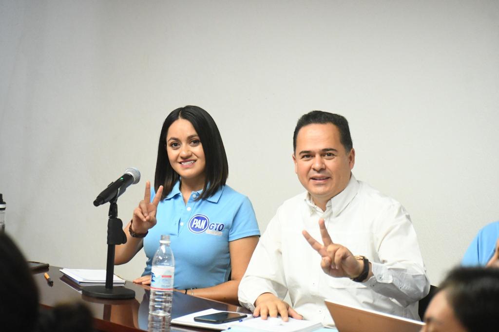 lalolopezm's tweet photo. Hoy me reuní con las y los secretarios y directores de @PANGuanajuato para dar seguimiento a los temas de nuestra #AgendaPANGTO. Cada una de nuestras acciones es un paso más hacia adelante, la meta es el 2024. ✌️ #GTOSiemprePAN https://t.co/TrvgUsfVRw