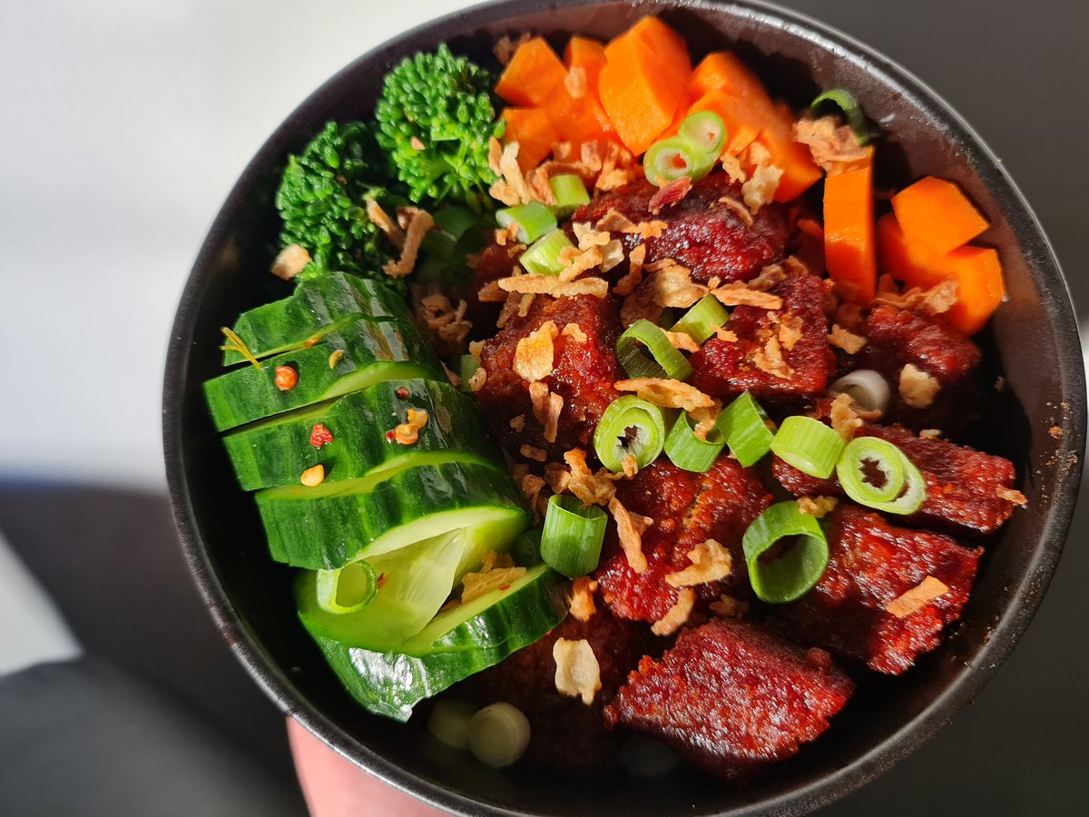 Gochujang Seitan Bites🌶 

Is anyone else obsessed with gochujang?! It's got such a unique but delicious flavour to it and it works SO SO well with our delicious seitan, especially the bites!!🌱

Who wants the recipe for this dish?😍