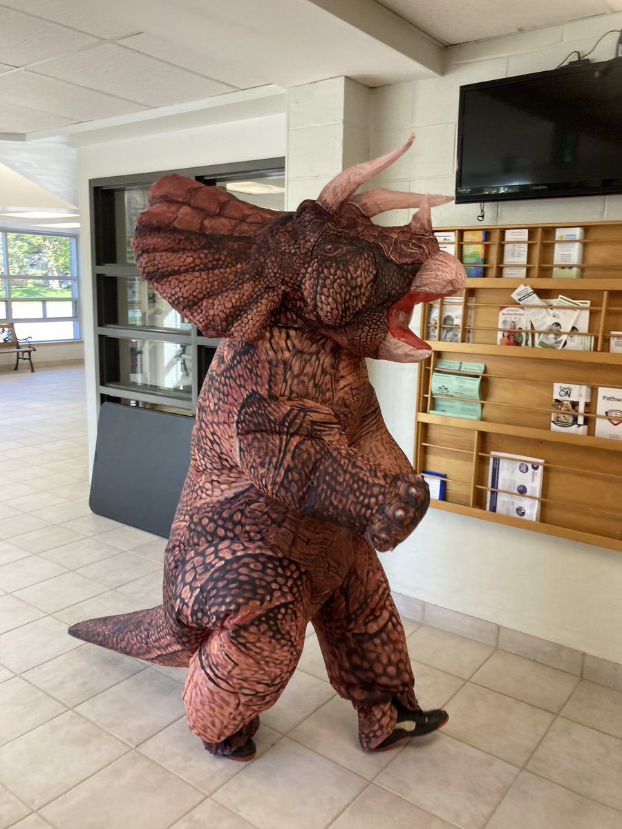 MsCoulombe's tweet photo. You never know what you’re going to find wandering the halls @EPErinPS !! @ugdsb https://t.co/15slA8cryF