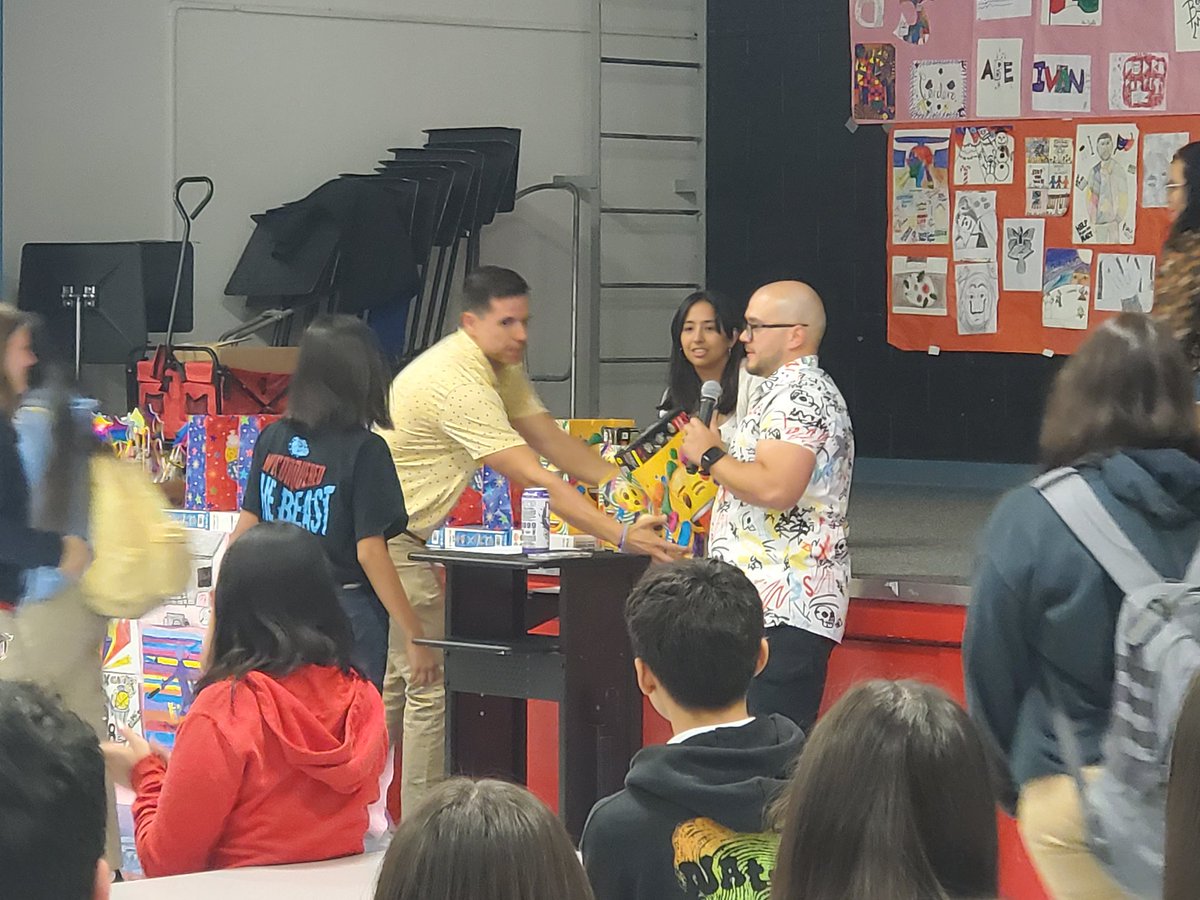 PFranco_SHS's tweet photo. Mr. Ortega, 8th grade Art teacher at SMS celebrating &amp; honoring his art students on their accomplishments! https://t.co/W0xwNgc1jB