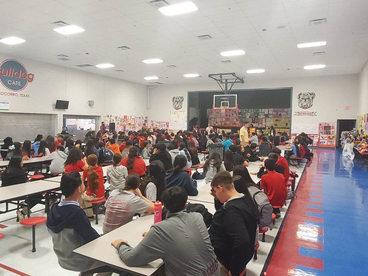 PFranco_SHS's tweet photo. Mr. Ortega, 8th grade Art teacher at SMS celebrating &amp; honoring his art students on their accomplishments! https://t.co/W0xwNgc1jB