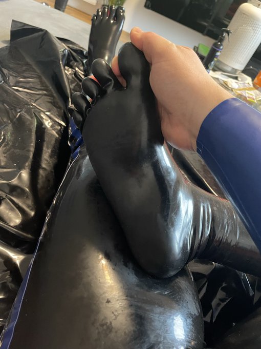 For all your latex paw lovers have my latex sole ?

#latex #rubber #feet #toes #toesocks #socks #paw