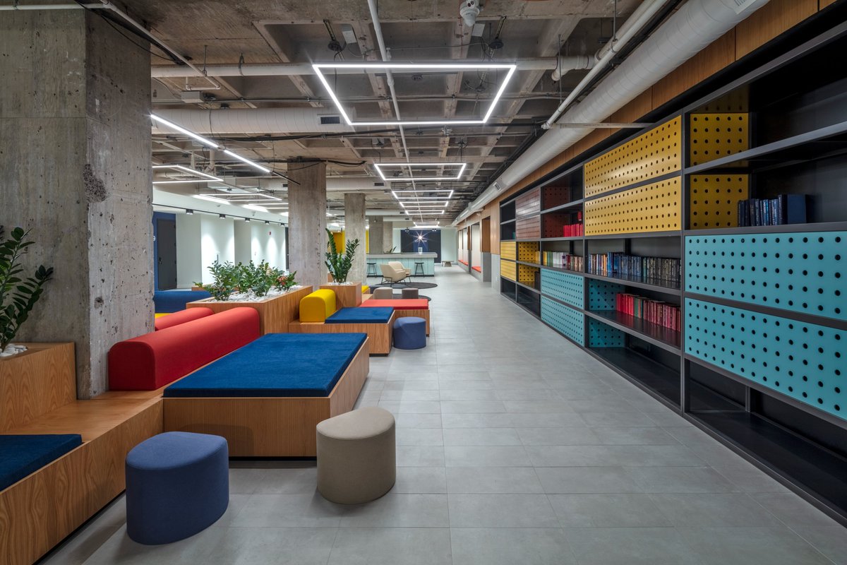CeramicsOfItaly's tweet photo. Located in downtown Syracuse, our 2023 #TileCompetition Multi-Family Residential winner, 300 East Washington Street, is a 130-unit development featuring lively interiors designed by StudioSC. #CeramicsOfItaly #TileCompetion2023 https://t.co/ZB2rBPHAo7