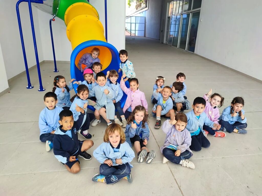 🎉 Avui hem visitat les noves instal·lacions de Llar i Infantil i ens hem tirat pel tobogan! 👏👏 

#petitestellanova #petitestel #escolanova #llardinfants #llardinfantspetitestel #infantil  #educació #escola #terrassa instagr.am/p/CsZadYSLfDm/