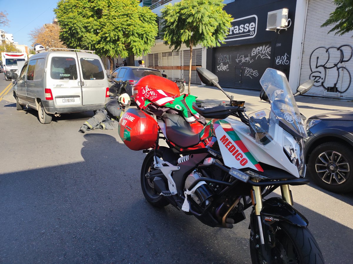 Choque de frente entre dos autos, av. Cramer y Tambirini.  Dos pacientes asistidos por el Same. corte total de la Av.  Moviles del Pirovano, Umat 2 y moto 1002