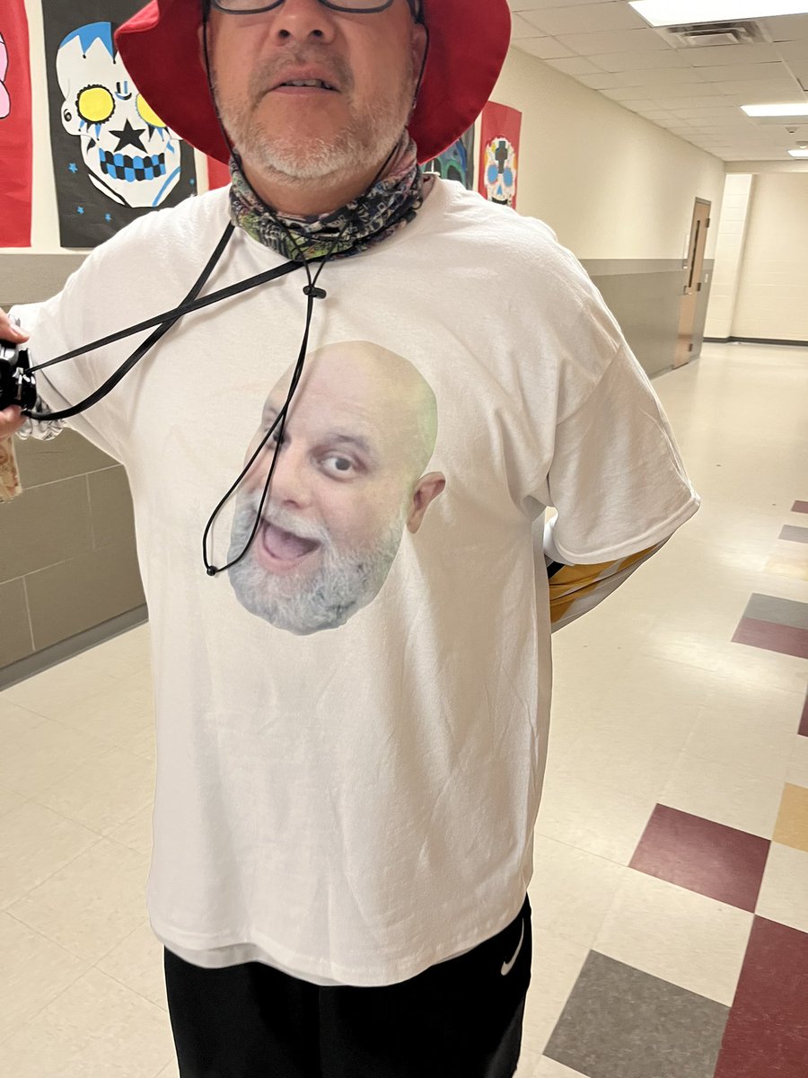 BarryBacom's tweet photo. Staff getting in on the fun too! https://t.co/s9VaQJbkql
