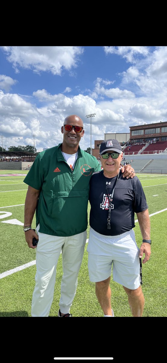 AndyBulldogsFB's tweet photo. Awesome to have NFL Hall of Famer Jason Taylor from @CanesFootball at our Spring Game today‼️ #ThatsWhy https://t.co/ZzeyLzzri5