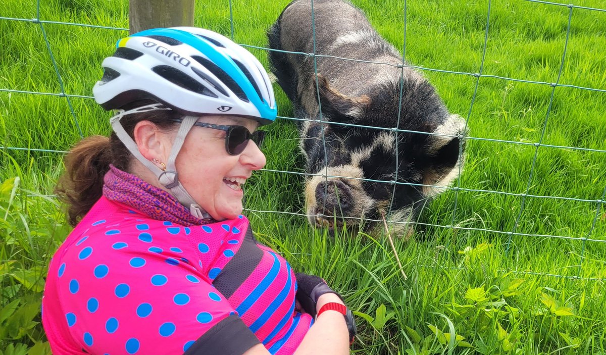HawickBelles's tweet photo. A great night for a bike ride. Jill managed to make a new friend along the way! Massive kudos to everyone who took on the challenge of climbing out of Bonchester up onto the heights. 
@BreezeScotland 
@BreezeCycling 
@CycleBorders https://t.co/LjDkQKaQvl