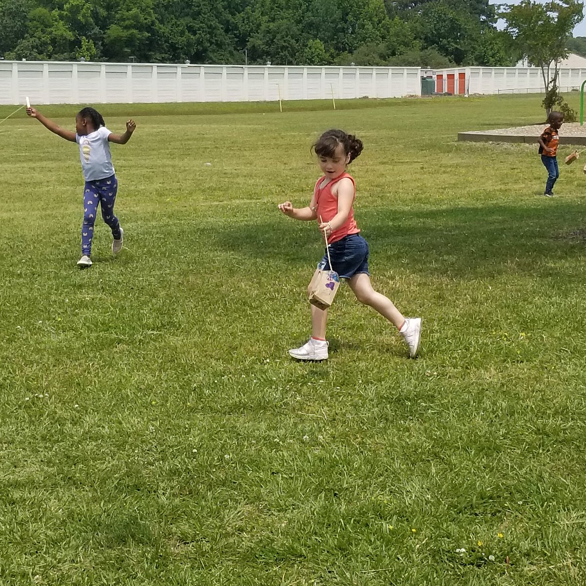 jshaber16's tweet photo. Today was the best day for kite flying in Pre-K. Students decorated their homemade kites. They had fun exploring ways for the kites to take flight with help from the wind. They even had to problem solve kites getting tangled. So much fun.@vbHolland @VBPreK @VBTitleI https://t.co/wvMGxNMam7