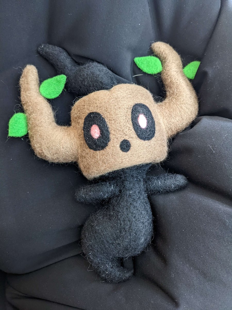 Might as well start off this account with the big boy here- Phantump!
Commission for <a href="/kytesthedm/">Kytes Cartography! - Commissions & Shop Open!💚</a>! 

He had some fun at the beach before his photoshoot, so don't mind the sand😉

#needlefelting #needlefelt #feltart #woolart