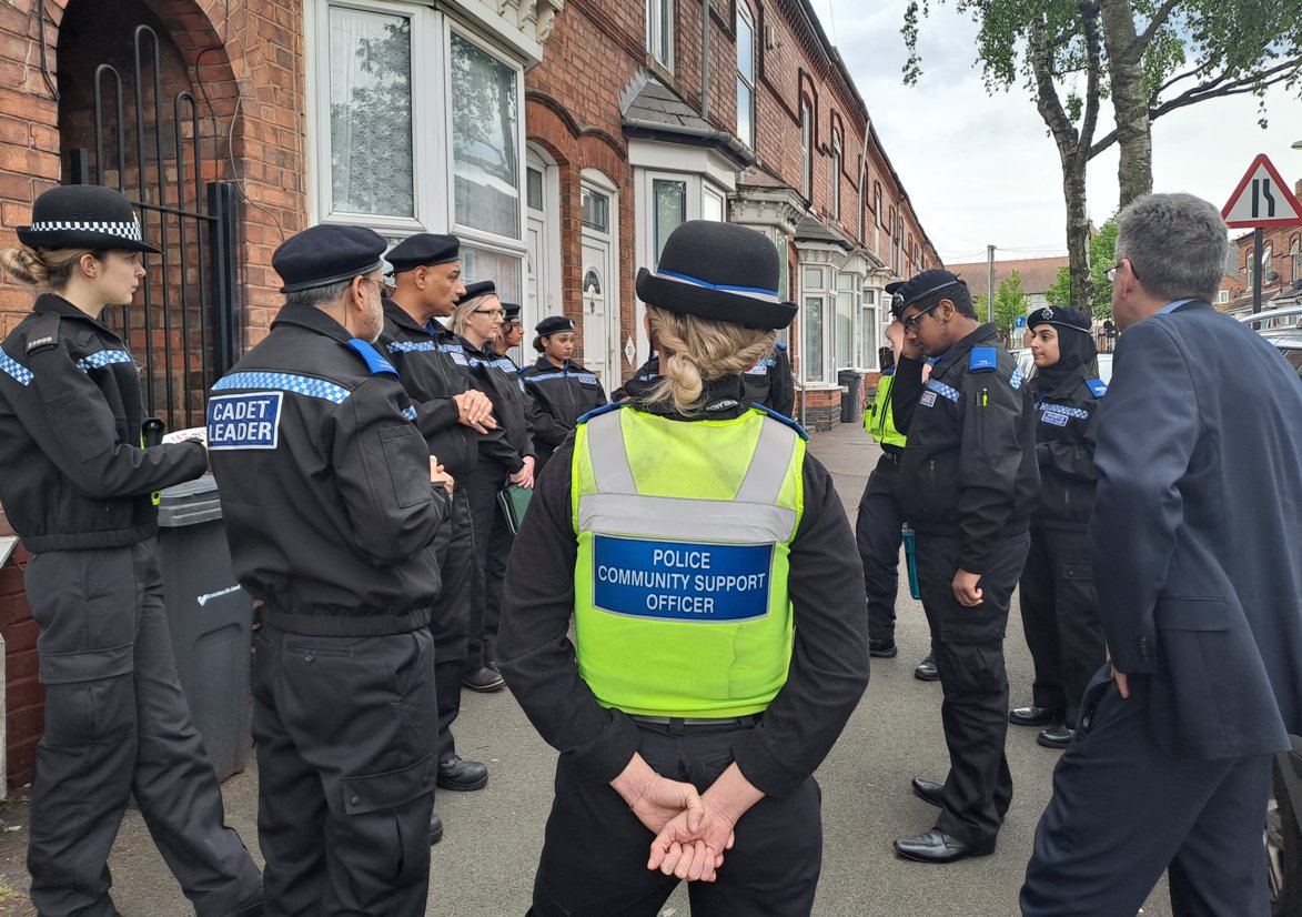 CadetsWMP's tweet image. What a great night ! #1BE @StechfordWMP @CadetsWMP  @BordesleyWMP &amp;amp; @SimonFosterPCC were in #HenryBarberPark #WeaponSweep #OpSceptre &amp;amp; @fixmystreet @PhilDolbyWMP @CSuptMatShaer Sarge Marc Paxton @HodgeHillWMP 👏👏👮‍♂️👮‍♀️ #Lifeorknife 
lifeorknife.west-midlands.police.uk/parents-and-ca…… #lifeorknife