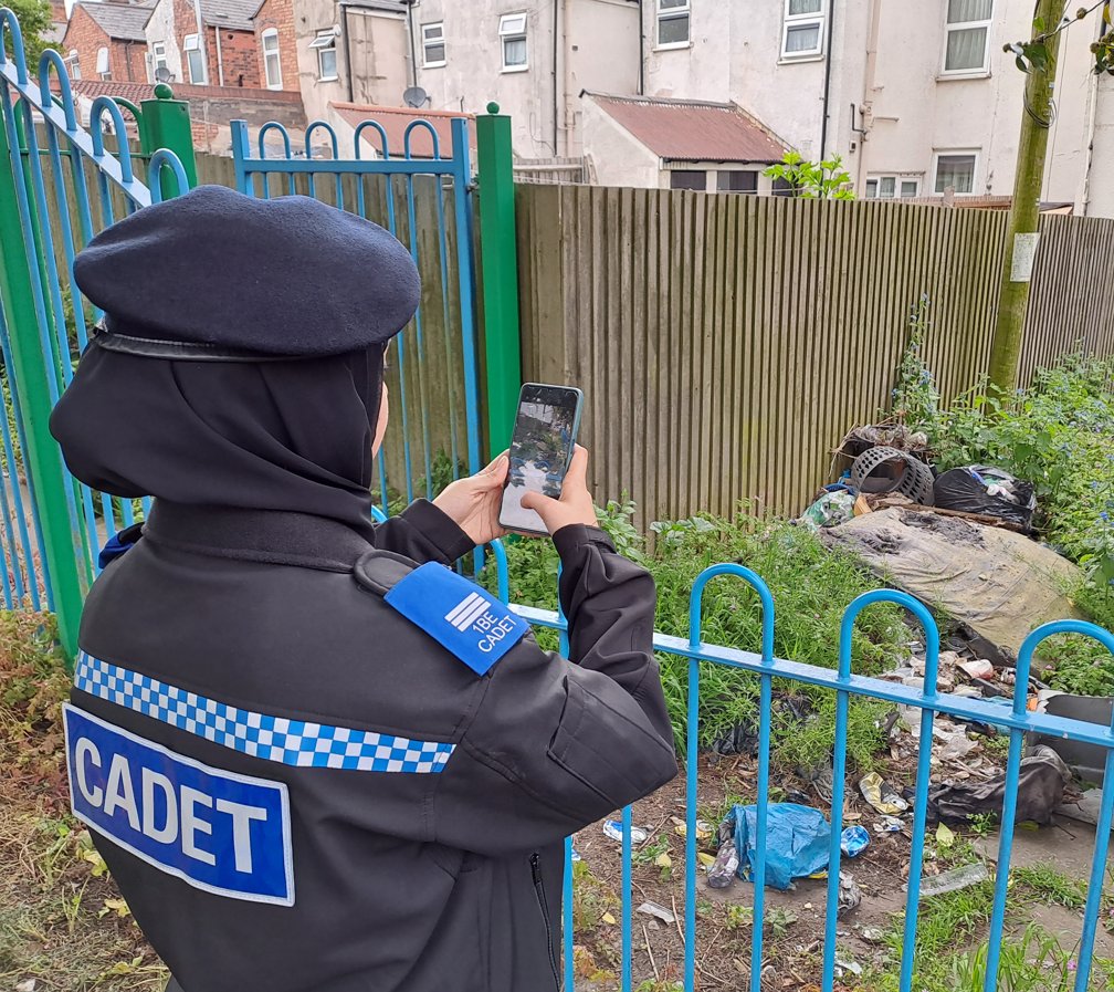 CadetsWMP's tweet image. What a great night ! #1BE @StechfordWMP @CadetsWMP  @BordesleyWMP &amp;amp; @SimonFosterPCC were in #HenryBarberPark #WeaponSweep #OpSceptre &amp;amp; @fixmystreet @PhilDolbyWMP @CSuptMatShaer Sarge Marc Paxton @HodgeHillWMP 👏👏👮‍♂️👮‍♀️ #Lifeorknife 
lifeorknife.west-midlands.police.uk/parents-and-ca…… #lifeorknife