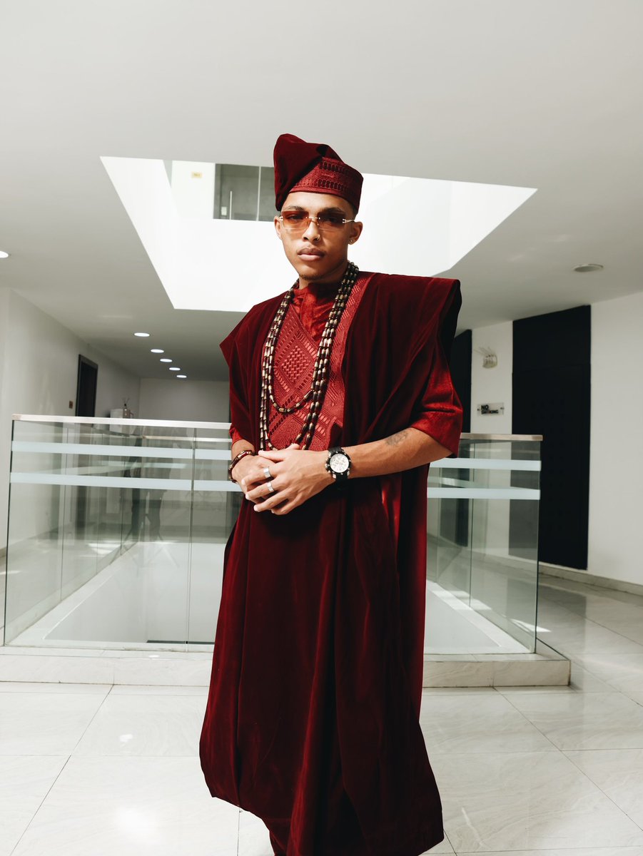 Justshakara's tweet photo. South Africa’s Thabang takes Lagos in a three-piece burgundy custom-made agbada tailored by us. 

Client: @thabangkmazi 

Styled by “The Luxury Himself”.

Photographed by the adept @adedamola_op 

#JustShakara #Agbada #TraditionalAttire #CustomMade #Lagos #Nigeria #SouthAfrica https://t.co/xp6TA4WFm3