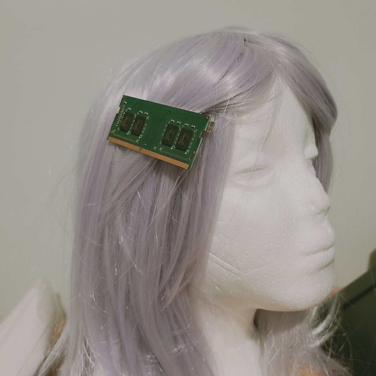 DokiMakesStuff's tweet photo. Turns out you can now port DOOM to your wig! 😂 i kid, but hey a stick of unusable RAM makes a pretty neat hair clip! https://t.co/17IQXUpmmE