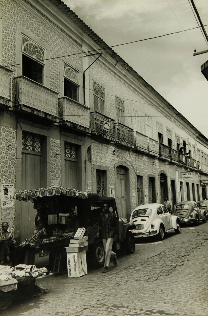 SlzReviver's tweet photo. Rua Godofredo Viana, Centro, São Luís, ano de 1974 

Transeuntes, pessoas na sacada, o ambulante, o vendedor de frutas no jipe, fila de fuscas estacionados, cartazes publicitários do Cursão Humberto de Campos, clínicas e escritórios.

📷 - Arquivo Geral do @IphanGovBr https://t.co/xnY1iHFl58
