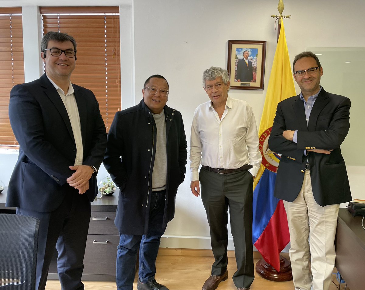 Muy contento de encontrarme con el Director del <a href="/DNP_Colombia/">Departamento Nacional de Planeación</a> #JorgeGonzalez y su equipo José Alejandro Herrera <a href="/CaCastaneda/">Carlos Castañeda</a> para dialogar sobre temas de #Evaluacion Estrecha colaboración con <a href="/GEI_GlobalEval/">Global Evaluation Initiative</a>