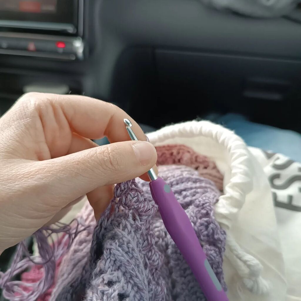 En route pour une escapade le temps du Pont. Crochet en voiture. Ce châle, je l'aurais emmené partout, il aura pris le bus, le tram, le train, le car et la voiture ! C'est un châle tout terrain !

#crochet #knitting #workinprogress #wip #chale #shawl #cr… instagr.am/p/CsZZkzNIkwK/