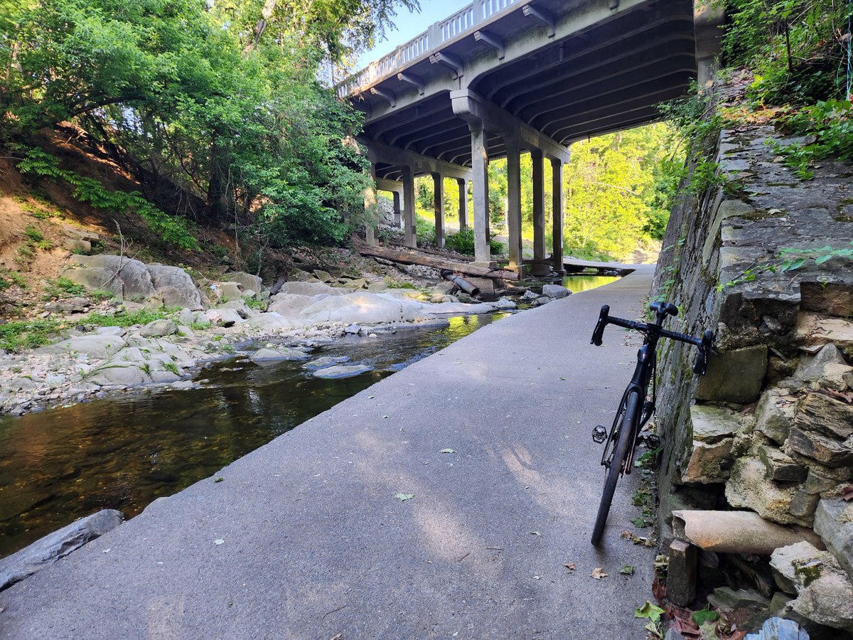 🗺️🧭 Caught a perfect weather day - sunny, but not too hot / humid outside (🌡️22℃/💧34%) - and went for a 45K after-work bike ride along the W&amp;OD, Custis, Mount Vernon and Four Mile Run trails.

🏆 Achievements:
🏅 12 Strava Segment PRs

🏞️🚴
