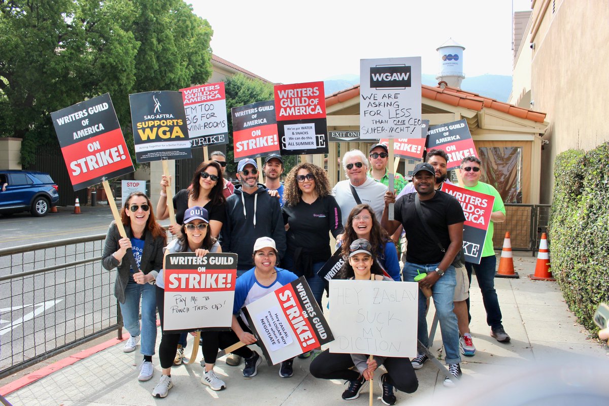 🪧🪧 #GorditaChronicles reunion at the <a href="/wbd/">Warner Bros. Discovery</a> picket this morning!! 🪧🪧